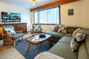 Open plan living area with two balconies - Les Trois Balcons Apartment -ski-Chamonix All Year (Chamonix)