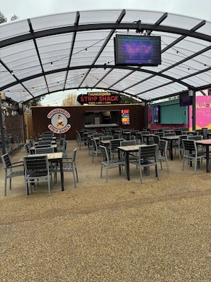Outdoor dining - Highfield Grange Holiday Park (Clacton-on-Sea)