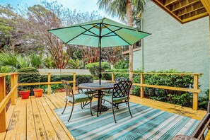 Outdoor dining - Sunset Rentals | Clipper Court 814 (Hilton Head Island)