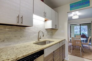 Fridge, microwave, stovetop, dishwasher - Sunset Rentals | Clipper Court 814 (Hilton Head Island)