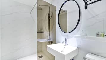 VIP 2PC | Kamar mandi | Perlengkapan mandi gratis, pengering rambut, jubah mandi, dan handuk