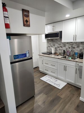 Private kitchen - Avocado Executive Suite 1 (Winnipeg)