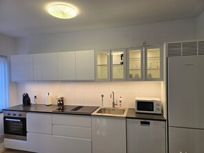 Familieleilighet, bakgårdsutsikt | Eget kjøkken