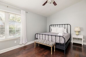 3 habitaciones, tabla de planchar con plancha, wifi y ropa de cama