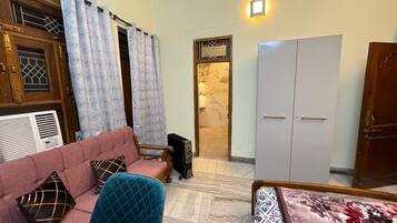 Escrivaninha, cortinas blackout, ferros/tábuas de passar roupa