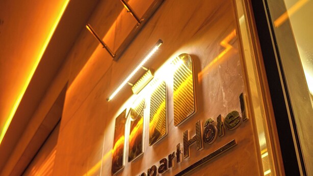 L’entrée d’un hôtel, avec une enseigne indiquant « Rimasappart Hotel ».