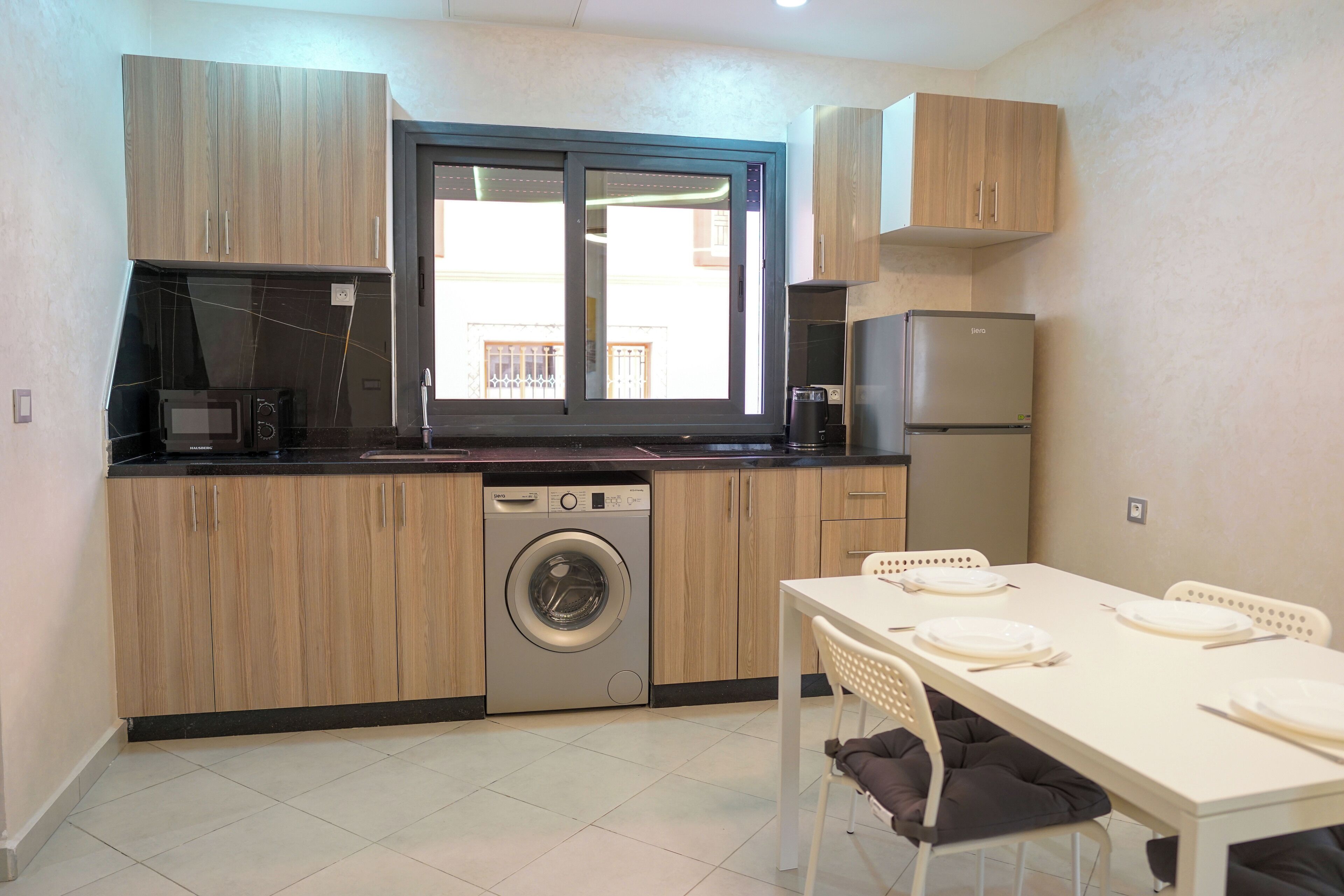 Full-sized fridge, microwave, stovetop