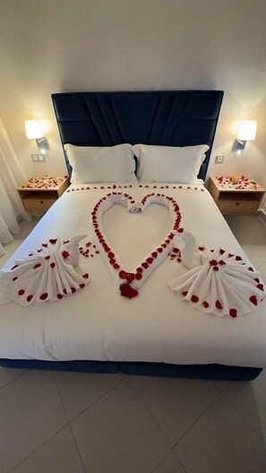 Appartement, balcon, vue ville | Coffres-forts dans les chambres, fer et planche à repasser