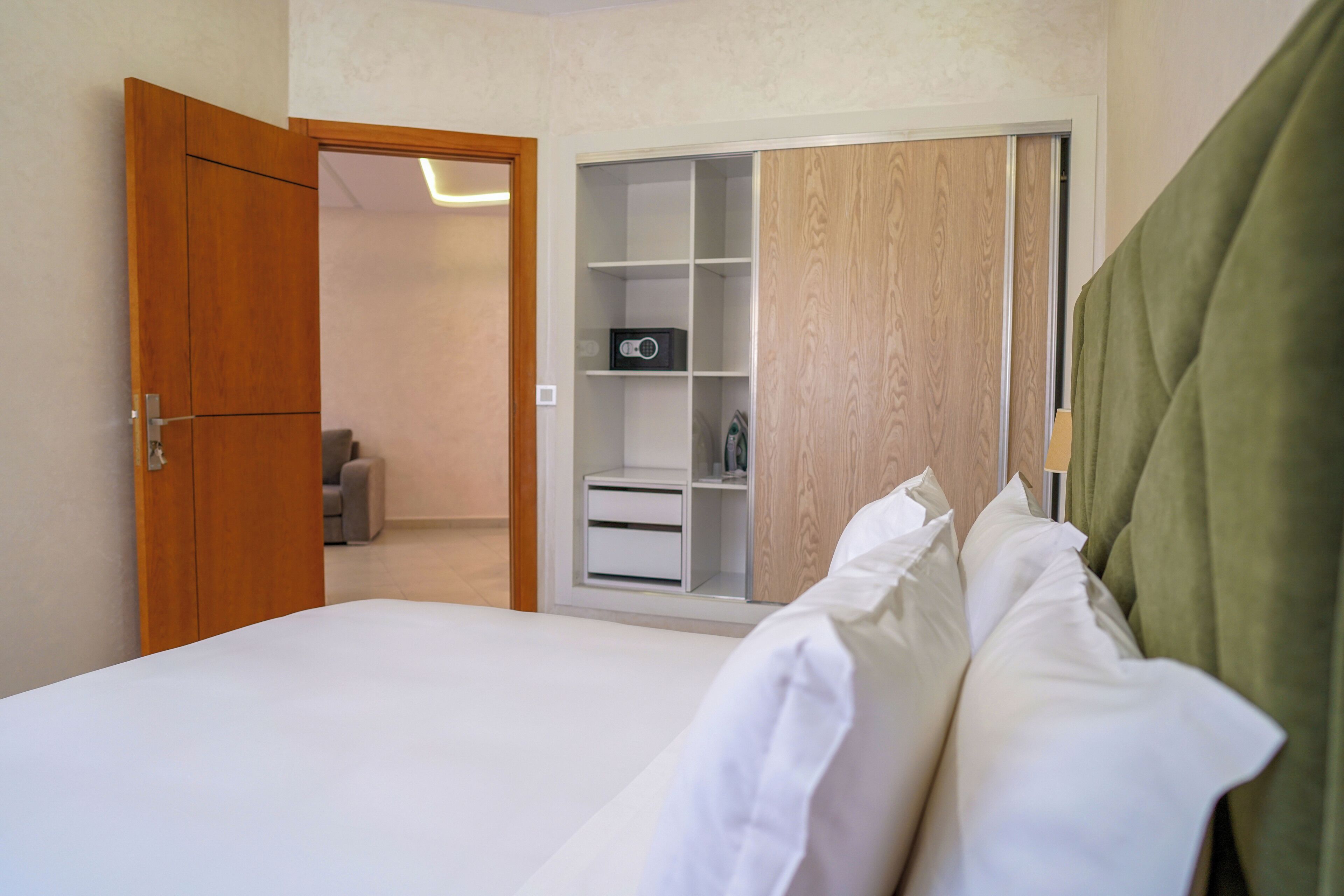 Un dormitorio con cama, armario y vestidor.