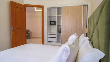 Un dormitorio con cama, armario y vestidor.