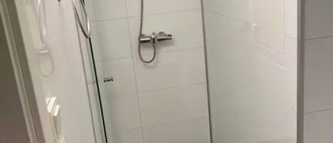 Douche, serviettes fournies, savon, papier toilette