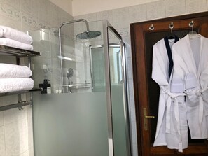 淋浴設備、風筒、坐浴桶、提供毛巾