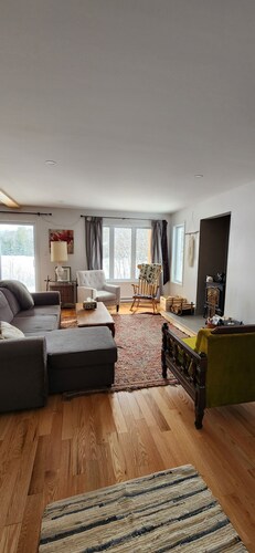 Chalet familial au bord du lac. Family getaway on the lake close to Montreal.