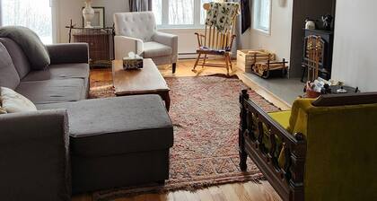 Chalet familial au bord du lac. Family getaway on the lake close to Montreal.