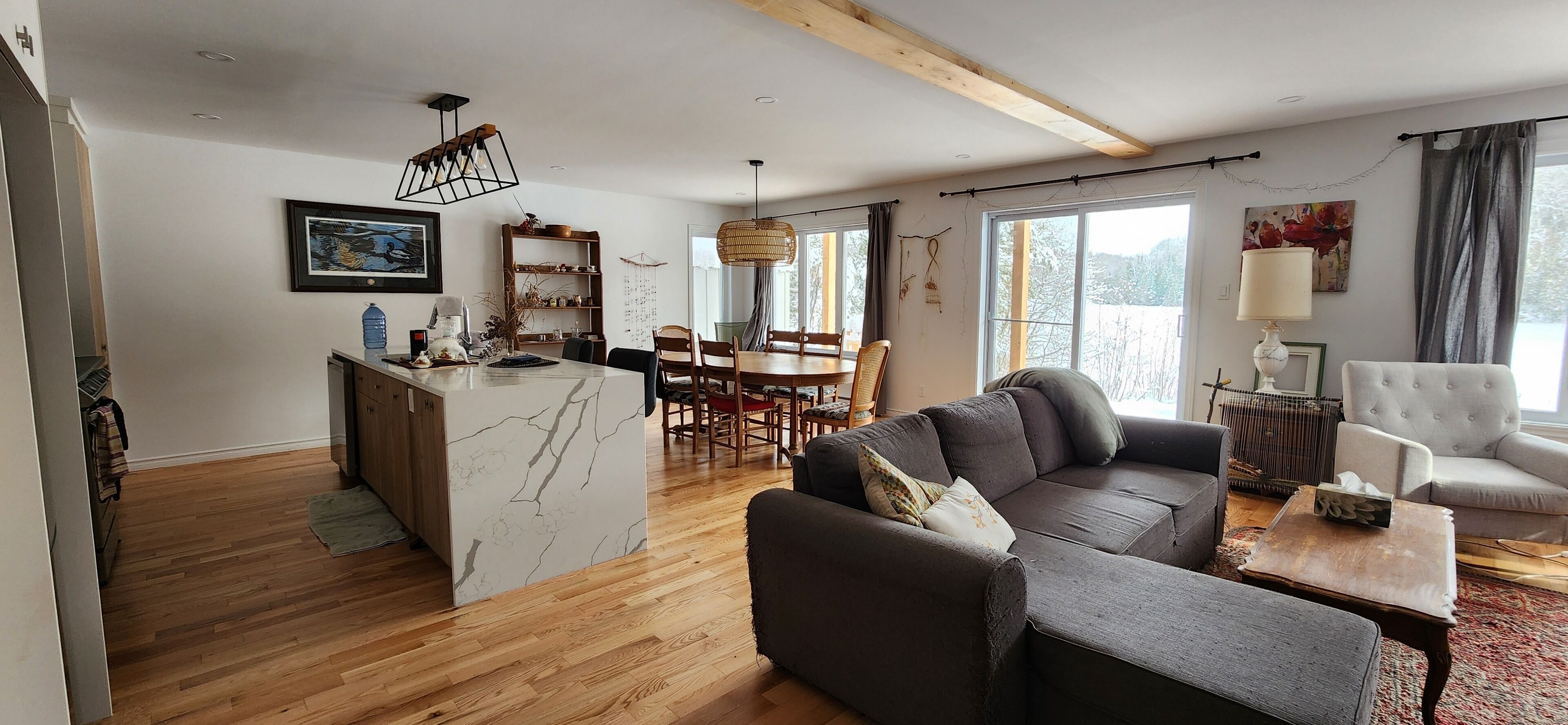 Téléviseur, foyer, livres, sélection de musique