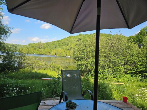 Chalet familial au bord du lac. Family getaway on the lake close to Montreal.