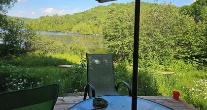 Chalet familial au bord du lac. Family getaway on the lake close to Montreal.