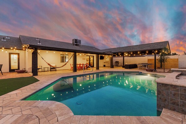 A heated pool - Group-Friendly & Spacious Backyard w/ Heated Pool (Chandler)