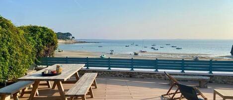 تناول الطعام بالخارج