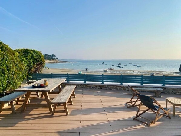 Outdoor dining - Magnificent house on the water in Saint Pierre quiberon, Morbihan (56) (Saint-Pierre-Quiberon)