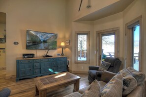 Smart-TV, peis, stereoanlegg og kontorer