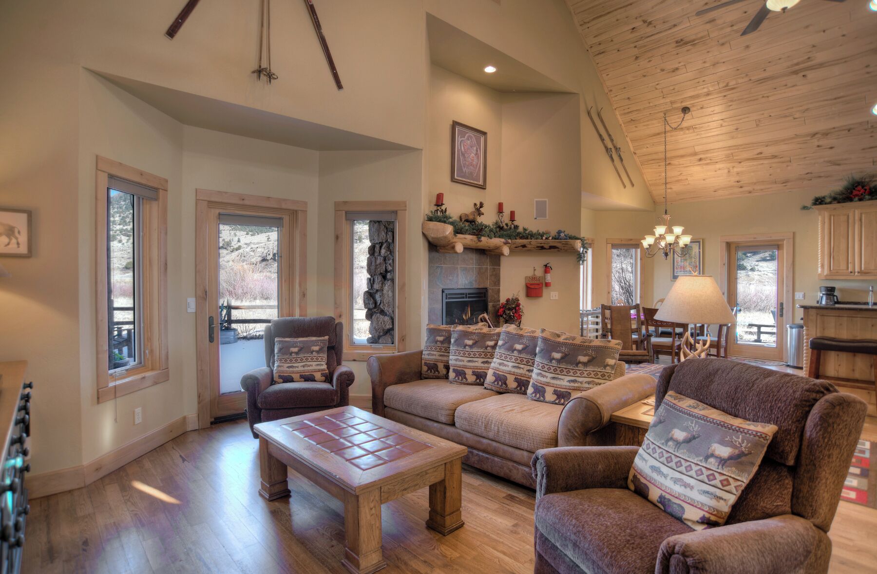 スマートテレビ、暖炉、ステレオ、書斎 / ワークスペース