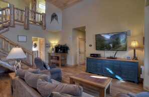 Smart TV, fireplace, stereo, offices - New! River Access Retreat | Golf Discount + 30 Min to Wolf Creek (South Fork)