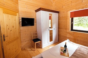 3 bedrooms, in-room safe, iron/ironing board, free WiFi