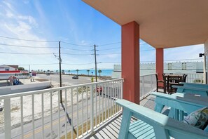 Outdoor dining - Perfect Coastal Getaway, fall is open, book now! (Mexico Beach)