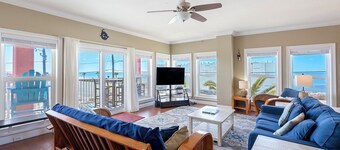 Perfect Coastal Getaway, fall is open, book now!