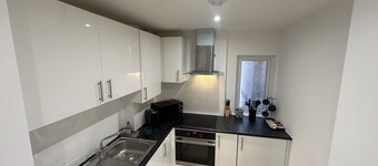 London Luton 1 Bedroom Apartment Sleeps 4 - Airport 7 Mins - Train Station 1 Min