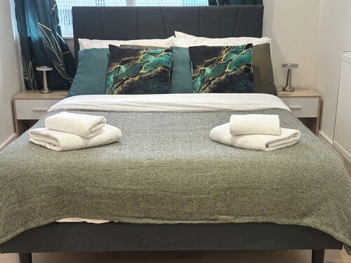 London Luton 1 Bedroom Apartment Sleeps 4 - Airport 7 Mins - Train Station 1 Min