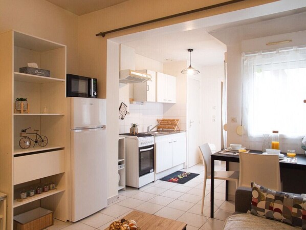 Een koelkast, een magnetron, een oven, een kookplaat
