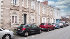 A row of parked cars along a street with buildings on one side. - Apartment for 2/3 people - Ney District, Angers (Angers)