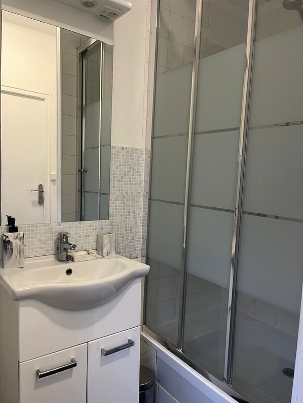 Shower, towels - Apartment for 2/3 people - Ney District, Angers (Angers)