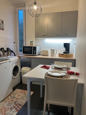 Geladeira, micro-ondas, cooktop, torradeira