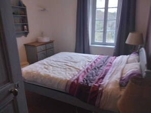 3 bedrooms, iron/ironing board, bed sheets
