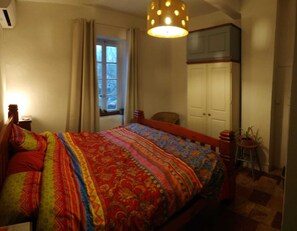 3 habitaciones, tabla de planchar con plancha y ropa de cama