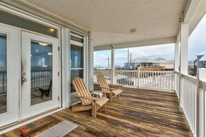 Terrace/patio - Simple Pleasures, Gulf Beachfront, 3 Bedroom, 2 Bath (Dauphin Island)