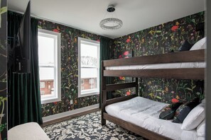 3 habitaciones, escritorio, tabla de planchar con plancha y wifi gratis