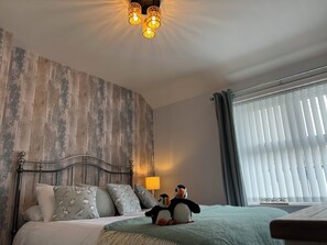 3 多间卧室、熨斗/熨衣板、WiFi、床单