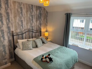 3 bedrooms, iron/ironing board, WiFi, bed sheets