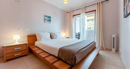 Bright 1 BDR Flat W/ Pool & Balcony by LovelyStay