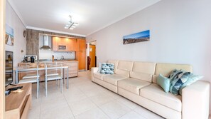 TV - Bright 1 BDR Flat W/ Pool & Balcony by LovelyStay (Portimão)