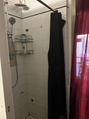 Douche, sèche-cheveux, bidet, serviettes fournies