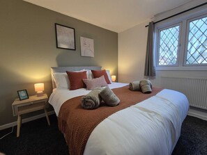 4 bedrooms, iron/ironing board, WiFi, bed sheets