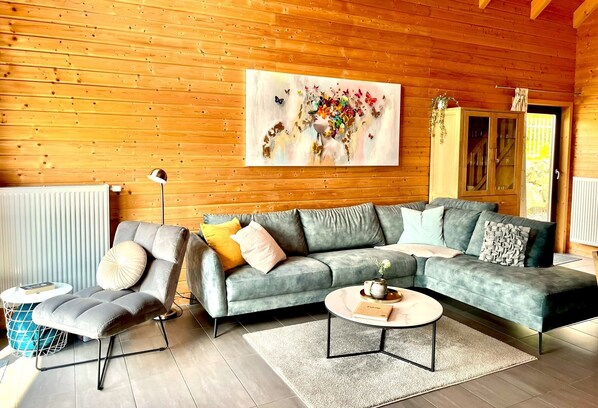 Smart TV, fireplace, DVD player, stereo