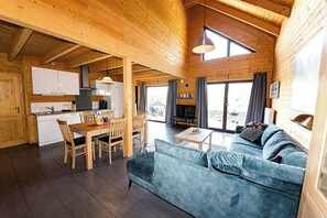 Smart TV, fireplace, DVD player, stereo