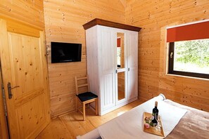 3 chambres, coffres-forts dans les chambres, fer et planche à repasser