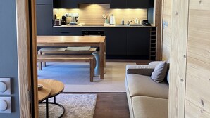 Eine moderne Küche mit dunklen Schränken, einem Holztisch und einer eingebauten Bank.